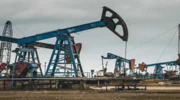 انخفاض أسعار النفط إلى أدنى مستوى منذ مايو يثير تحذيرات من فائض يهدد الاستقرار الاقتصادي 1